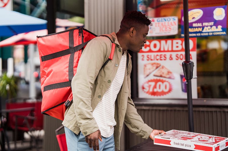 Why Pizza Restaurants Need to Try Hybrid Delivery?
